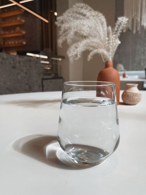 كوب ماء بإضاءة نهارية